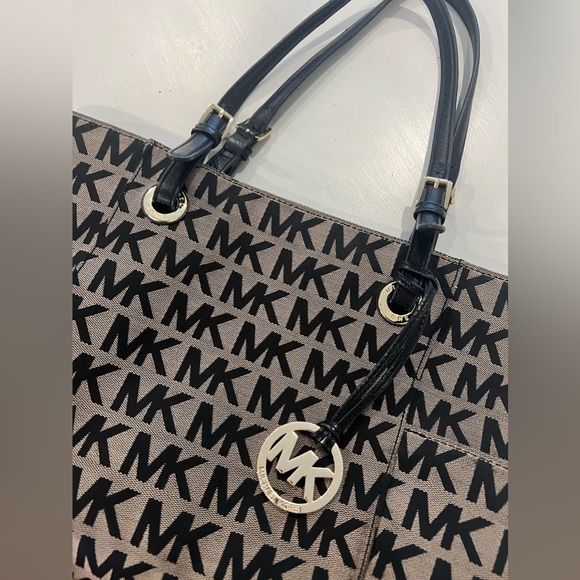Micheal Kors purse - Picture 3 of 5